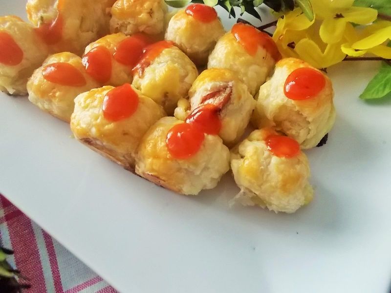 Ciasteczka na cieście francuskim z parówką