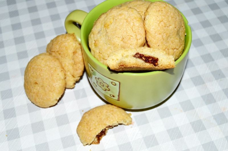 Ciasteczka nadziane czekoladą orzechową Ciasteczka nadziane czekoladą orzechową