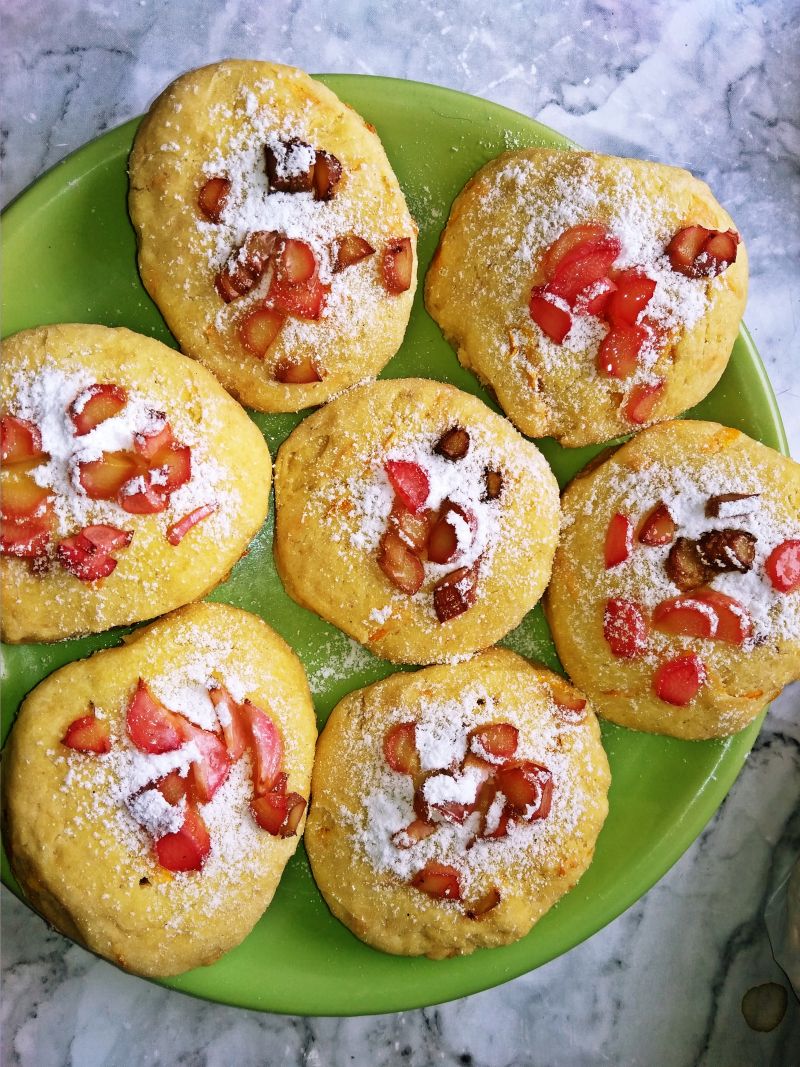 Ciasteczka nagietkowe z rabarbarem. Ciasteczka nagietkowe z rabarbarem.