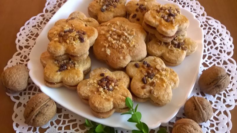 Ciasteczka orzechowe przekładane marmoladą