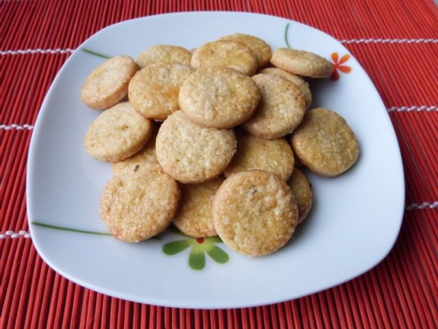 Ciasteczka orzechowe z cukrem kryształem