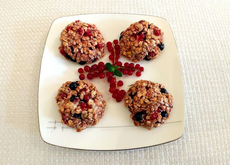 Ciasteczka owsiane z porzeczkami i borówkami Ciasteczka owsiane z porzeczkami i borówkami