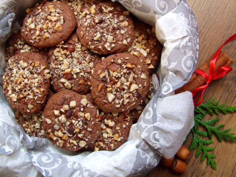 Ciasteczka piernikowo-czekoladowe z orzechami