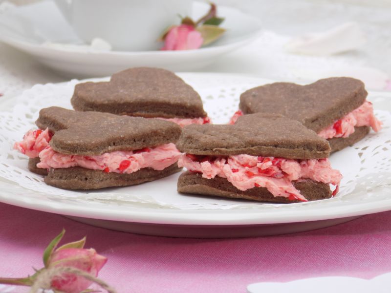 Ciasteczka serduszka przekładane kremem malinowym