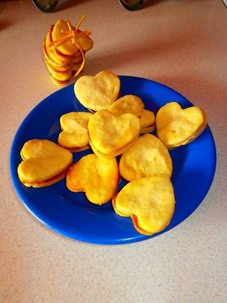 Ciasteczka serduszka przekładane masą krówkową