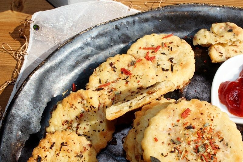 Ciasteczka serowo-cebulowe z serka topionego Ciasteczka serowo-cebulowe z serka topionego