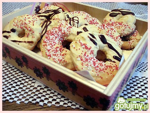 Ciasteczka ucierane z białą czekoladą 