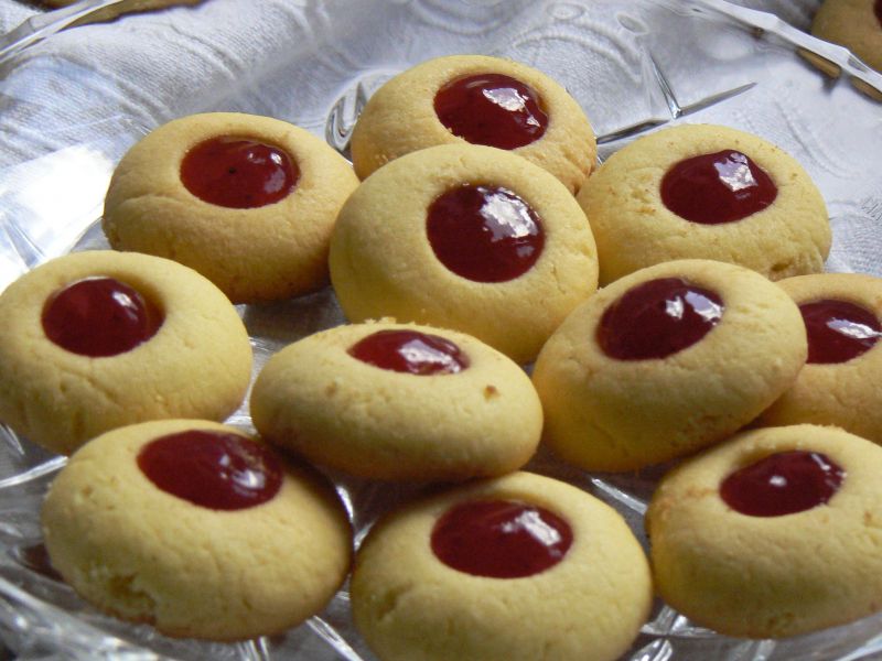 Ciasteczka waniliowe z dżemem truskawkowym Ciasteczka waniliowe z dżemem truskawkowym