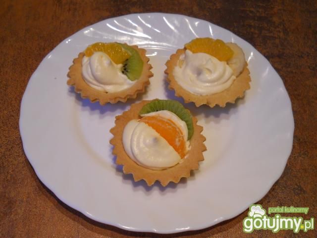 Ciasteczka z bitą śmietaną i owocami