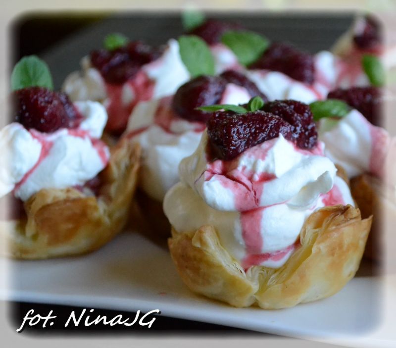 Ciasteczka z bita śmietaną i truskawkami