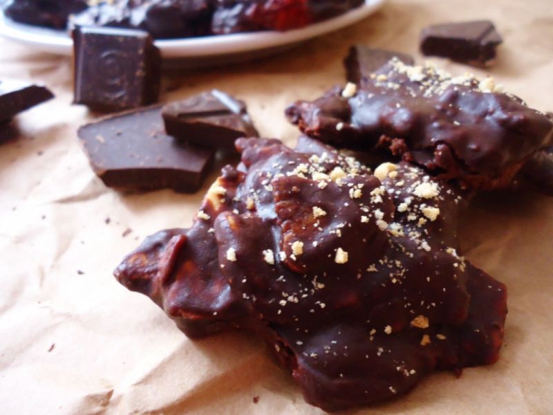 Ciasteczka z czekoladą i truskawkami bez pieczenia