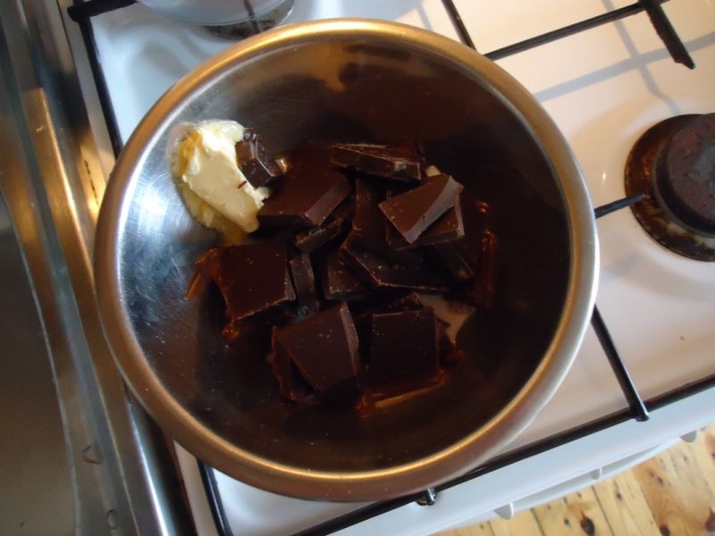 Ciasteczka z czekoladą i truskawkami bez pieczenia