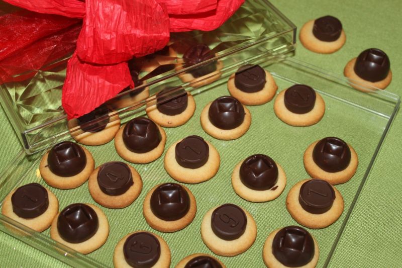Ciasteczka z czekoladową dekoracją