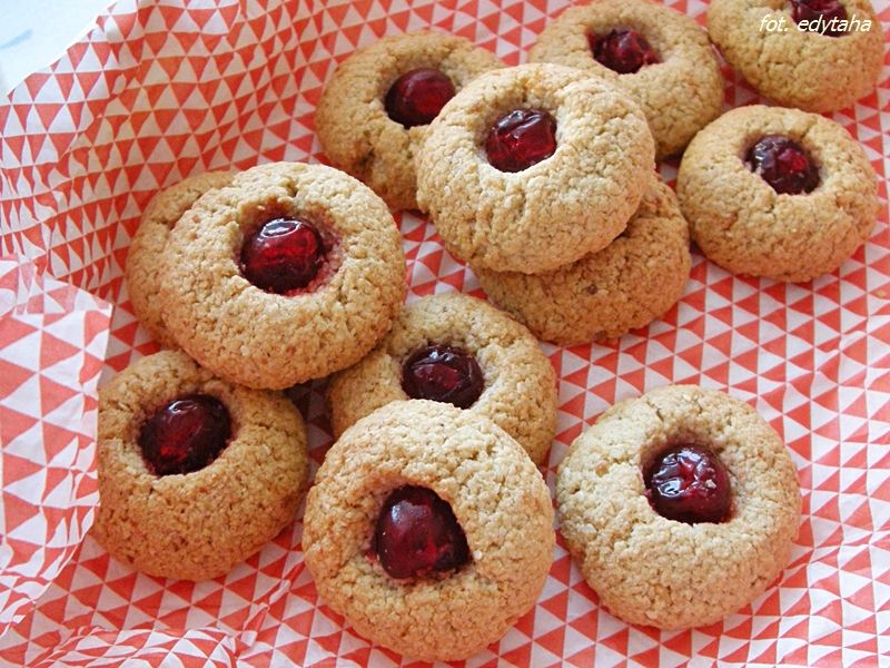 Ciasteczka z kleiku ryżowego z wisienką Ciasteczka z kleiku ryżowego z wisienką