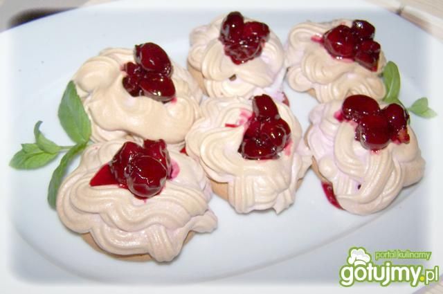 Ciasteczka z konfiturą wiśniową i bezą.
