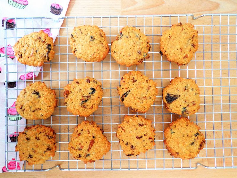 Ciasteczka z płatków owsianych z suszonymi owocami Ciasteczka z płatków owsianych z suszonymi owocami