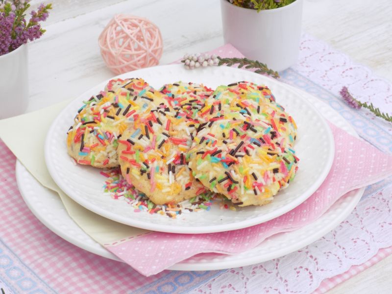 Ciasteczka z tęczową posypką Ciasteczka z tęczową posypką