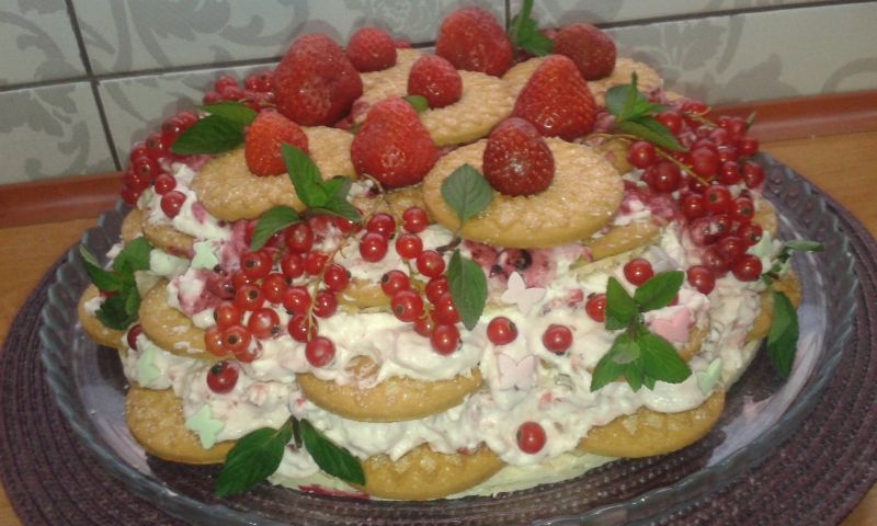 Ciasteczkowy torcik z musem porzeczkowym