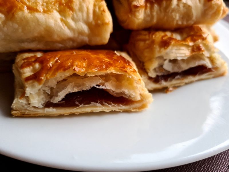 Ciastka ciasta francuskiego z marmolada Ciastka ciasta francuskiego z marmolada