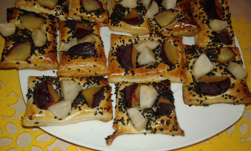 Ciastka francuskie śliwkowo - gruszkowe z sezamem Ciastka francuskie śliwkowo - gruszkowe z sezamem