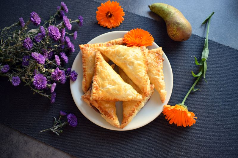 Ciastka francuskie z budyniem i gruszką