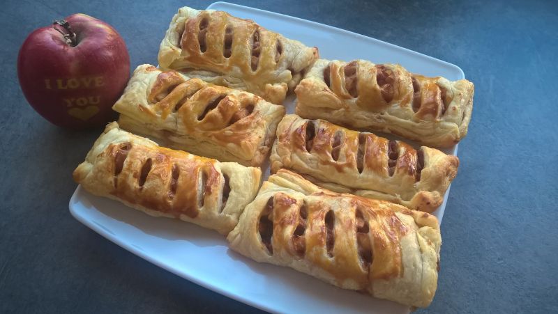 Ciastka francuskie z jabłkami i cynamonem Ciastka francuskie z jabłkami i cynamonem