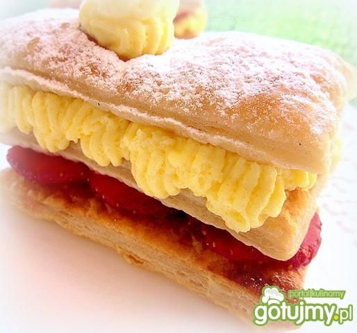 Ciastka francuskie z kremem i truskawkam