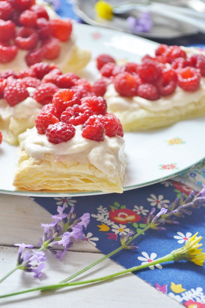 Ciastka francuskie z kremem tiramisu i malinami