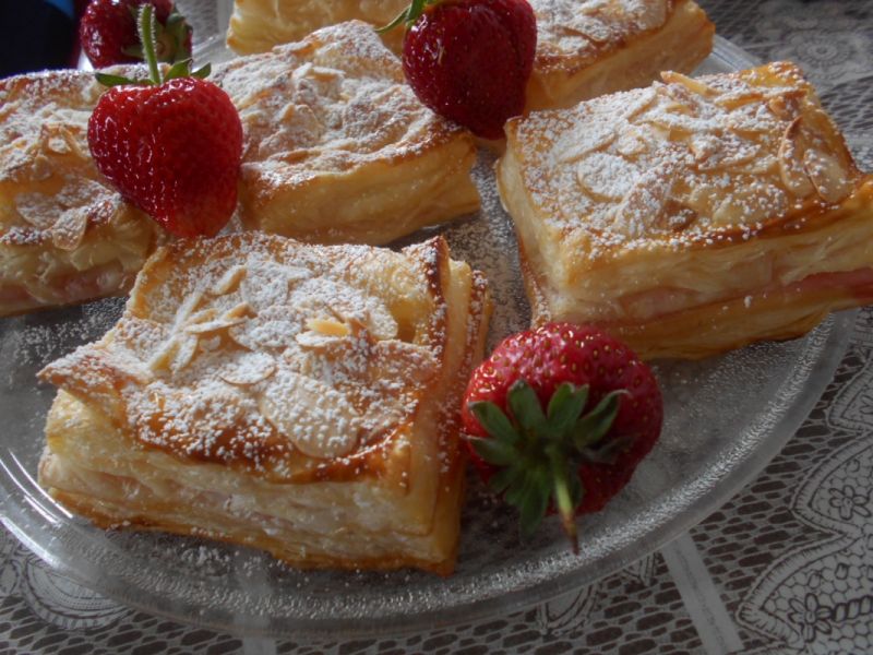 Ciastka francuskie z owocami i migdałami Ciastka francuskie z owocami i migdałami