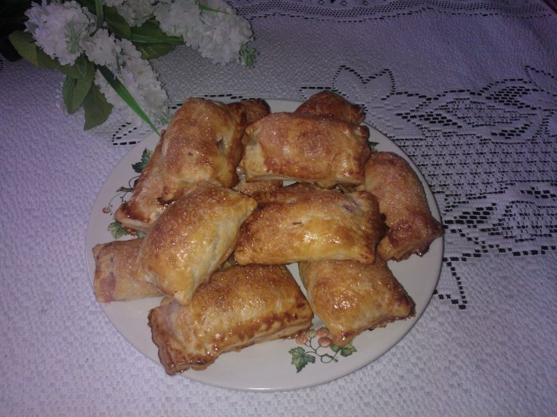 Ciastka francuskie z rabarbarem i marcepanem  Ciastka francuskie z rabarbarem i marcepanem