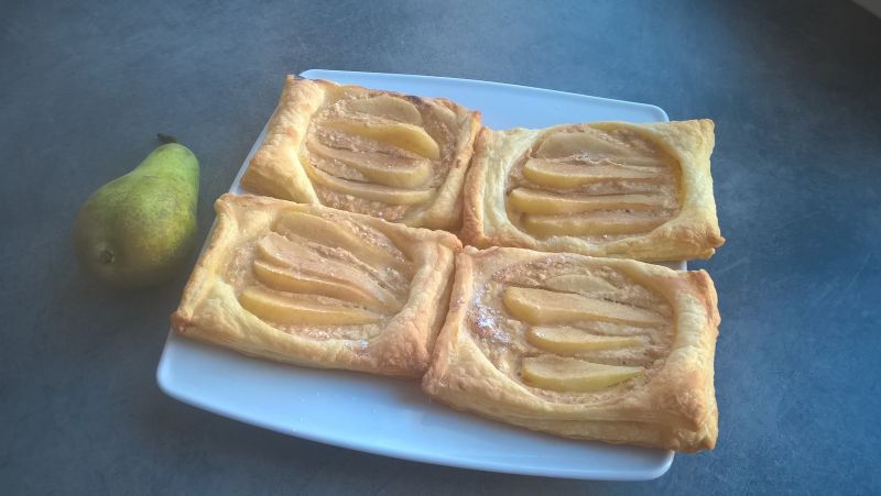 Ciastka francuskie z serem i gruszką Ciastka francuskie z serem i gruszką