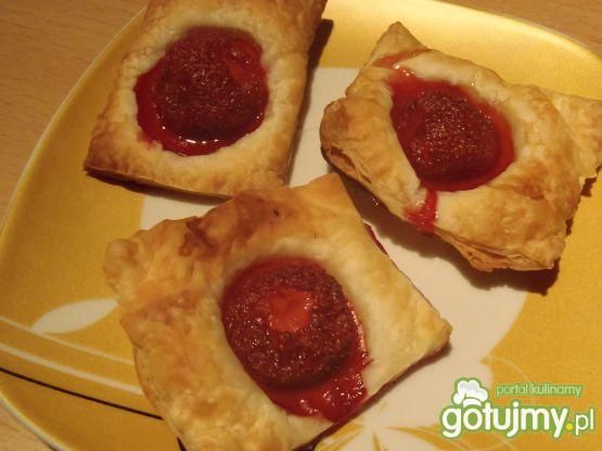 Ciastka francuskie z truskawkami Ciastka francuskie z truskawkami