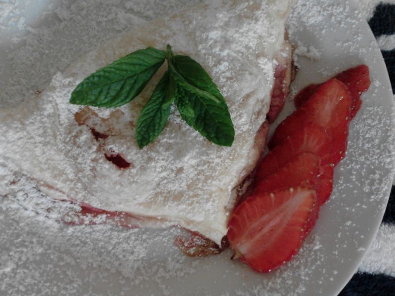 Ciastka francuskie z truskawkami i serem Ciastka francuskie z truskawkami i serem