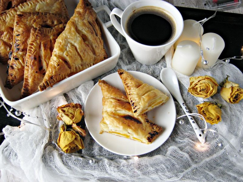 Ciastka francuskie z twarogiem i brzoskwiniami Ciastka francuskie z twarogiem i brzoskwiniami