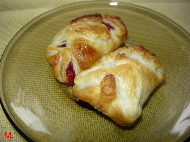 Ciastka francuskie z wiśniami.