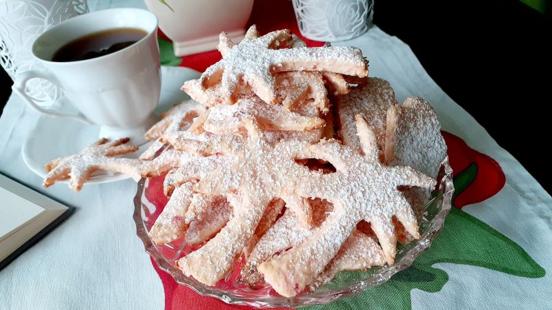 Ciastka kokosowe z kolorowymi wiórkami kokosowymi Ciastka kokosowe z kolorowymi wiórkami kokosowymi
