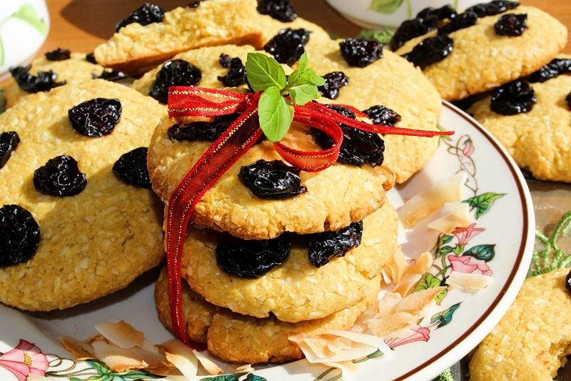 Ciastka kokosowo-kukurydziane z suszonymi wiśniami Ciastka kokosowo-kukurydziane z suszonymi wiśniami