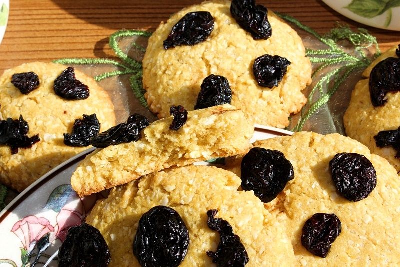 Ciastka kokosowo-kukurydziane z suszonymi wiśniami Ciastka kokosowo-kukurydziane z suszonymi wiśniami