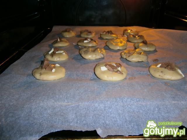 Ciastka kruche z białą i mleczną czekola