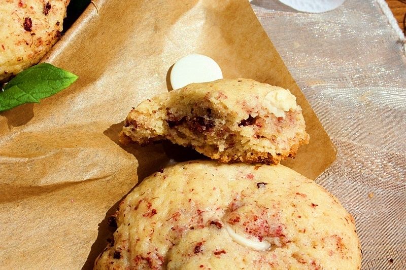 Ciastka orkiszowe z malinami i białą czekoladą Ciastka orkiszowe z malinami i białą czekoladą