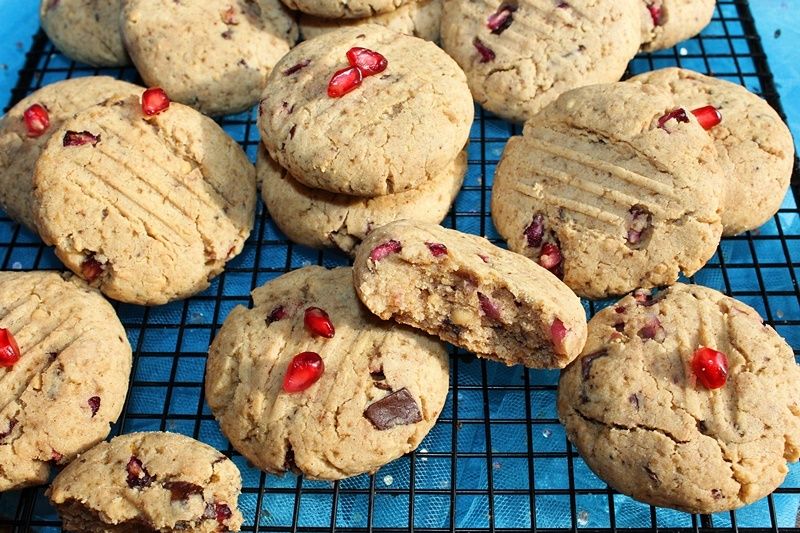 Ciastka orzechowe z granatem i czekoladą