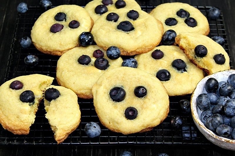 Ciastka z białą czekoladą i borówkami