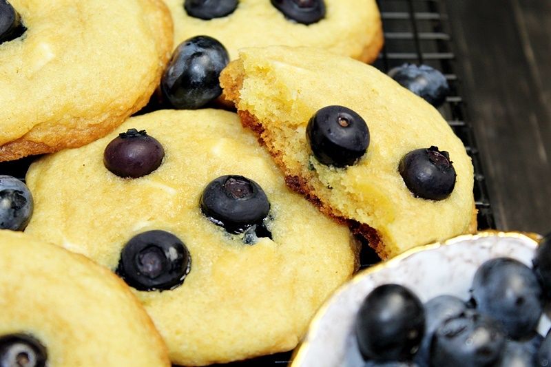 Ciastka z białą czekoladą i borówkami