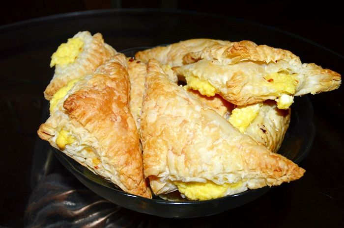 Ciastka z ciasta francuskiego z serem