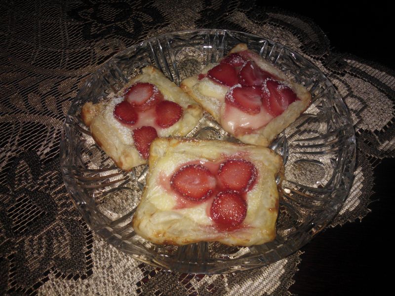 Ciastka z ciasta francuskiego z truskawkami