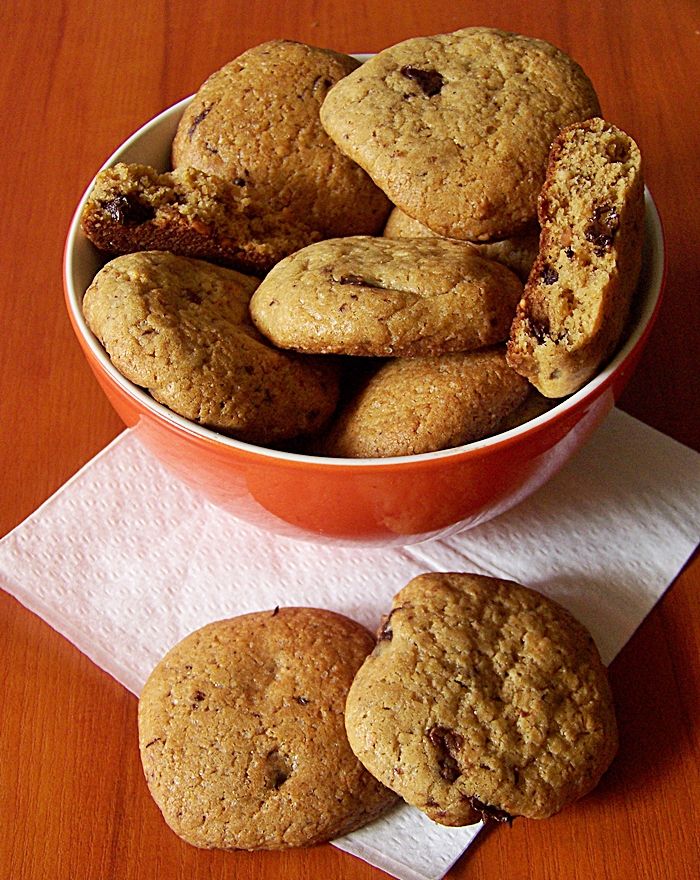 Ciastka z masła orzechowego z drobinkami czekolady