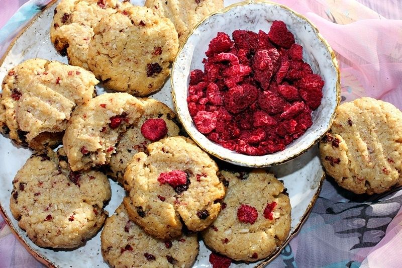 Ciastka z masła orzechowego z kokosem i malinami Ciastka z masła orzechowego z kokosem i malinami