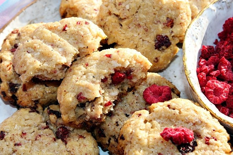 Ciastka z masła orzechowego z kokosem i malinami Ciastka z masła orzechowego z kokosem i malinami