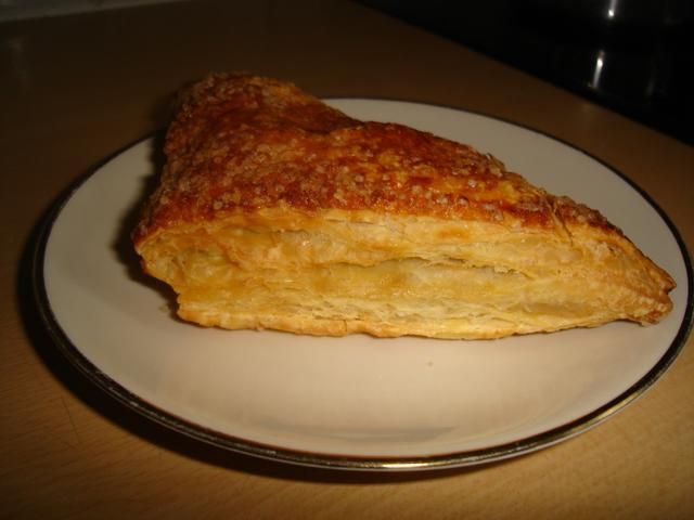 Ciastko francuskie z budyniem.