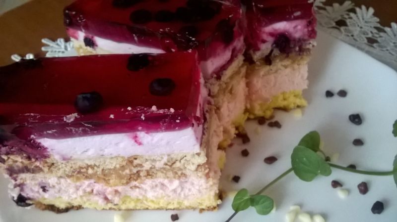 Ciasto 3 bit o smaku jagodowym z galaretką